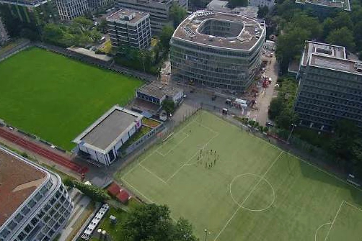 Sportanlage des BV 04 Düsseldorf mit urbaner Düsseldorfer Architektur