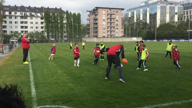 Bene leitet als Trainer eine Übung mit dem BV-04-Nachwuchs auf dem Naturrasen