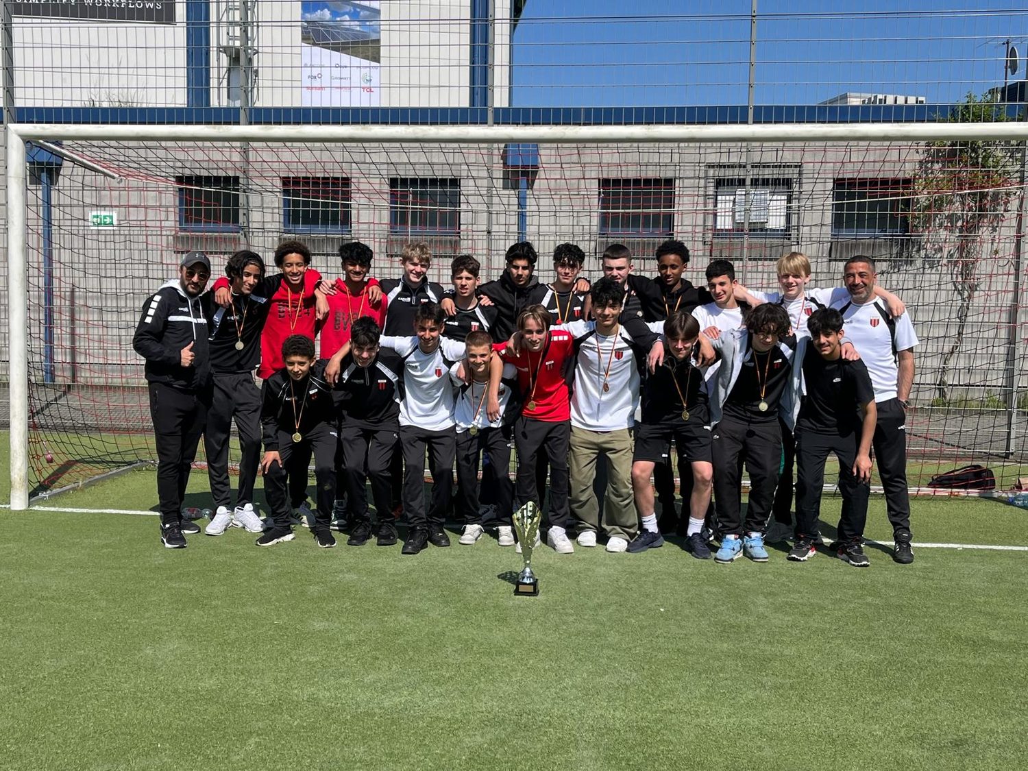 Die U15 des BV 04 mit Pokal und Medaillen nach dem Aufstieg