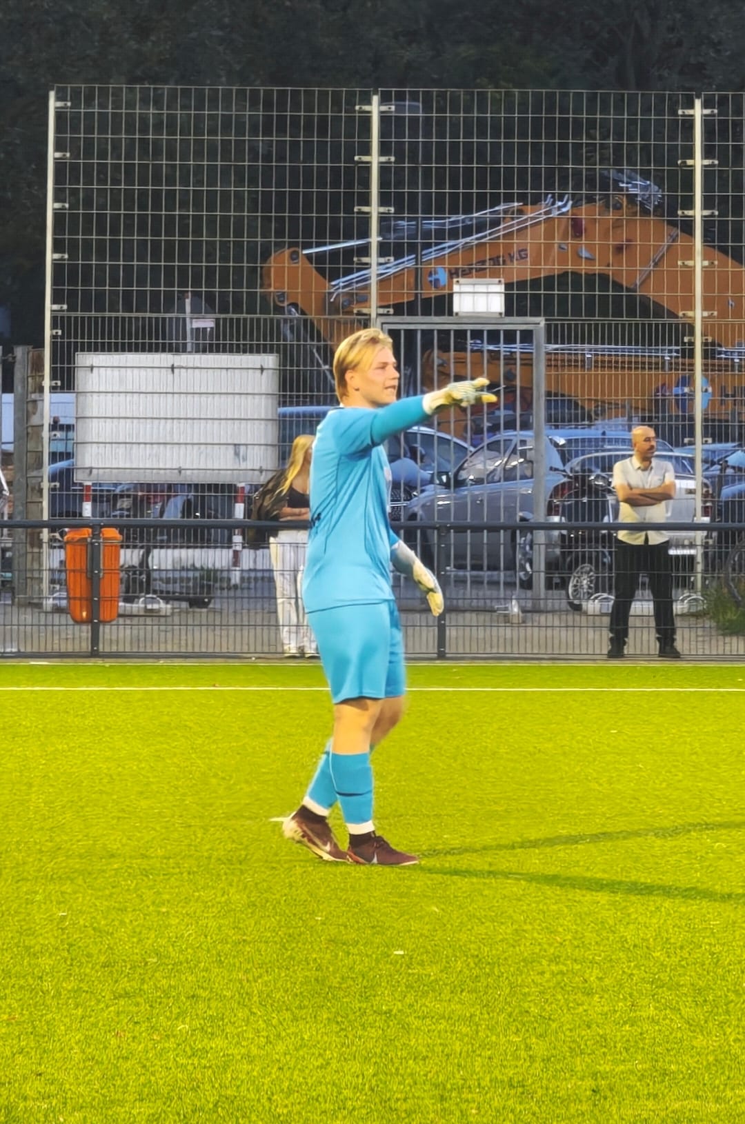 Bene dirigiert als U19-Torwart und Vize-Kapitän seine Abwehr auf dem Kunstrasen des BV 04