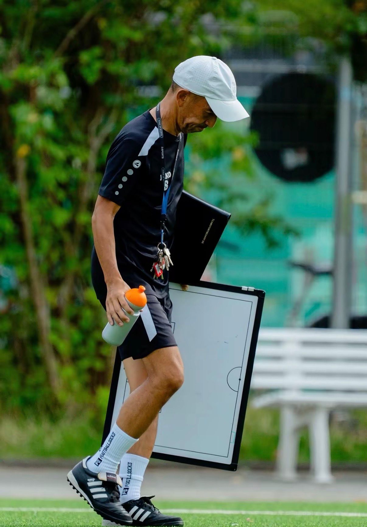 Jin mit Taktiktafel beim Training des BV 04