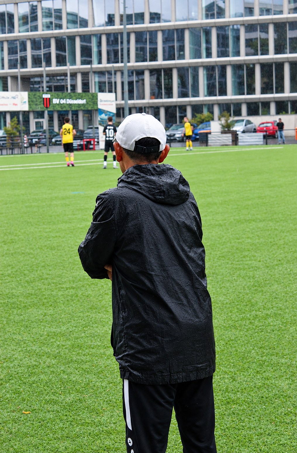 Jin blickt über den Platz des BV 04