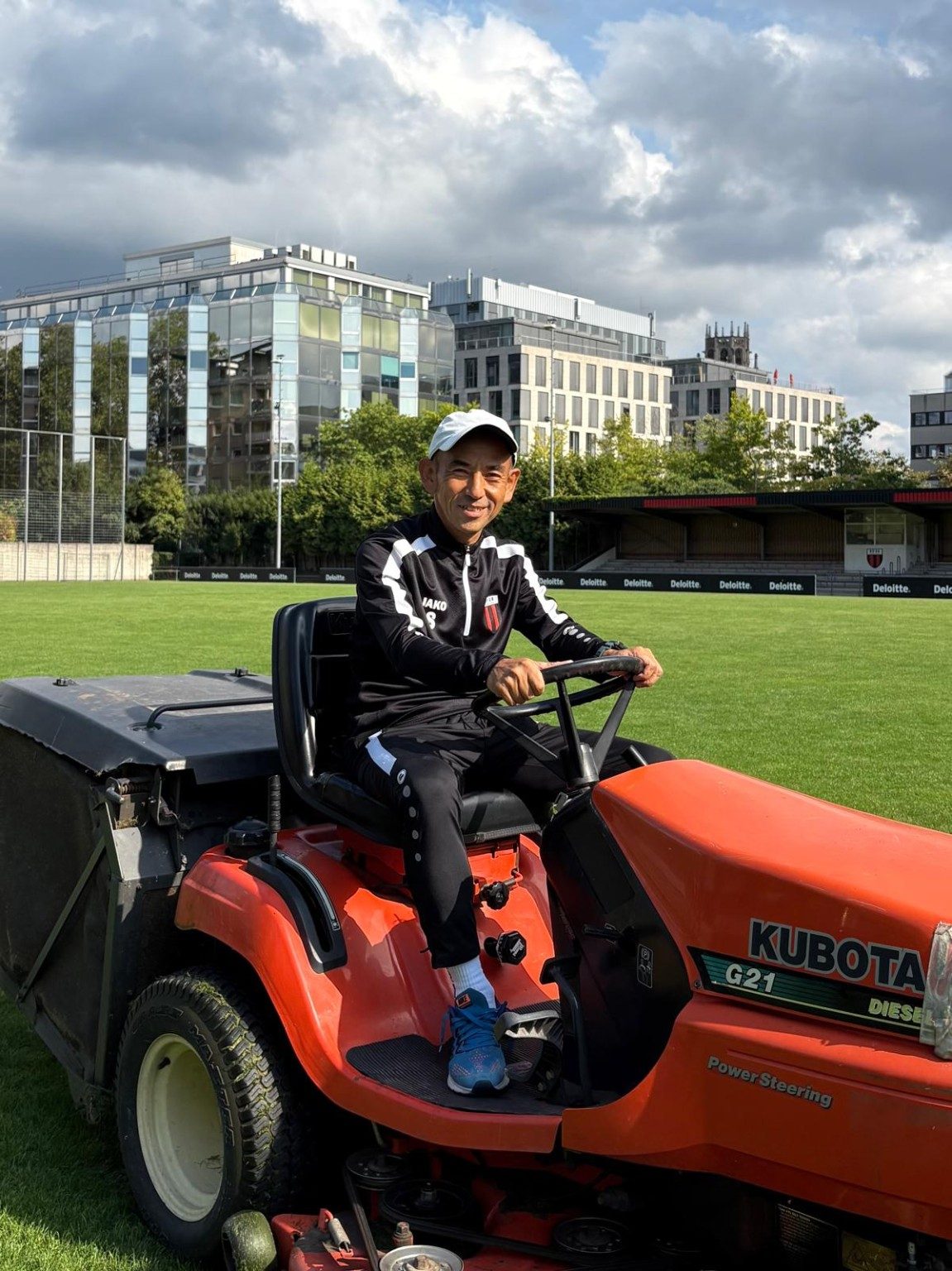 Jin bei seiner Arbeit als Platzwart auf dem BV-04-Sportplatz
