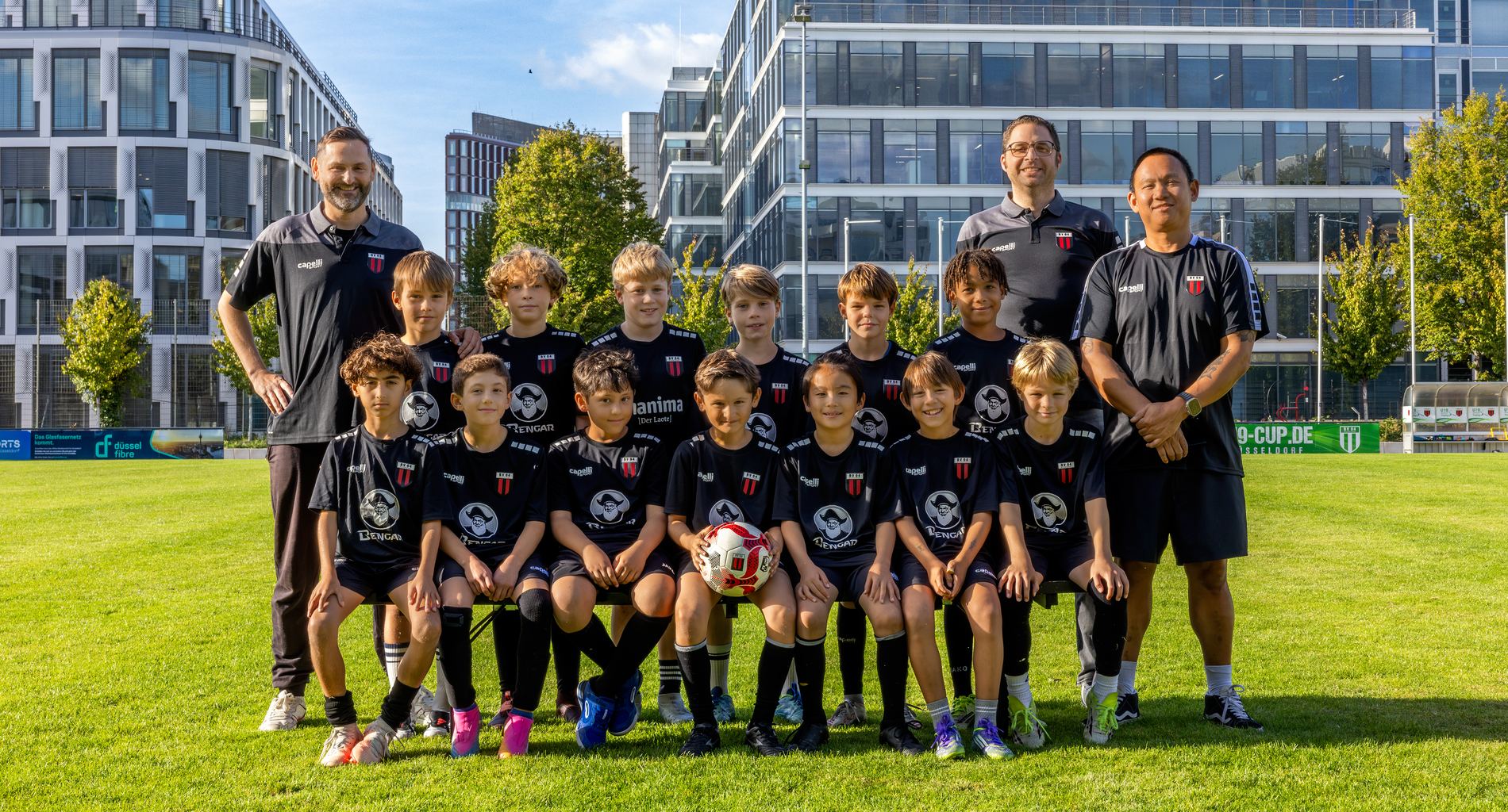 Die U10 I des BV 04 Düsseldorf mit ihrem Trainerteam auf dem Platz an der Ulmenstraße