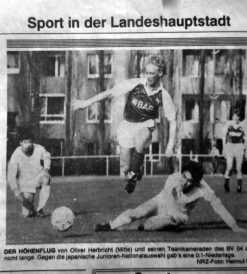 Zeitungsartikel vom 6. April 1985 über die Begegnung des BV 04 Düsseldorf mit der japanischen Junioren-Nationalauswahl